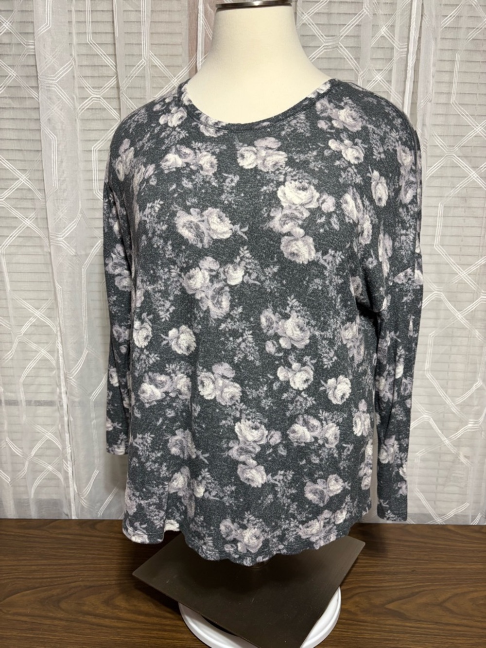 24/7 size 2 Women's Floral Long-Sleeve Pullover Top - Gray rayon/poly 25p2p 30”L